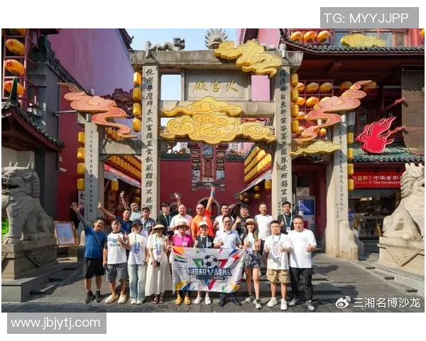 香港足球明星在贵州街头畅游体验当地文化与美食之旅